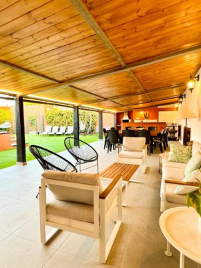 Luxury Banana Haven Villa with pool by Tenpropertiesgc